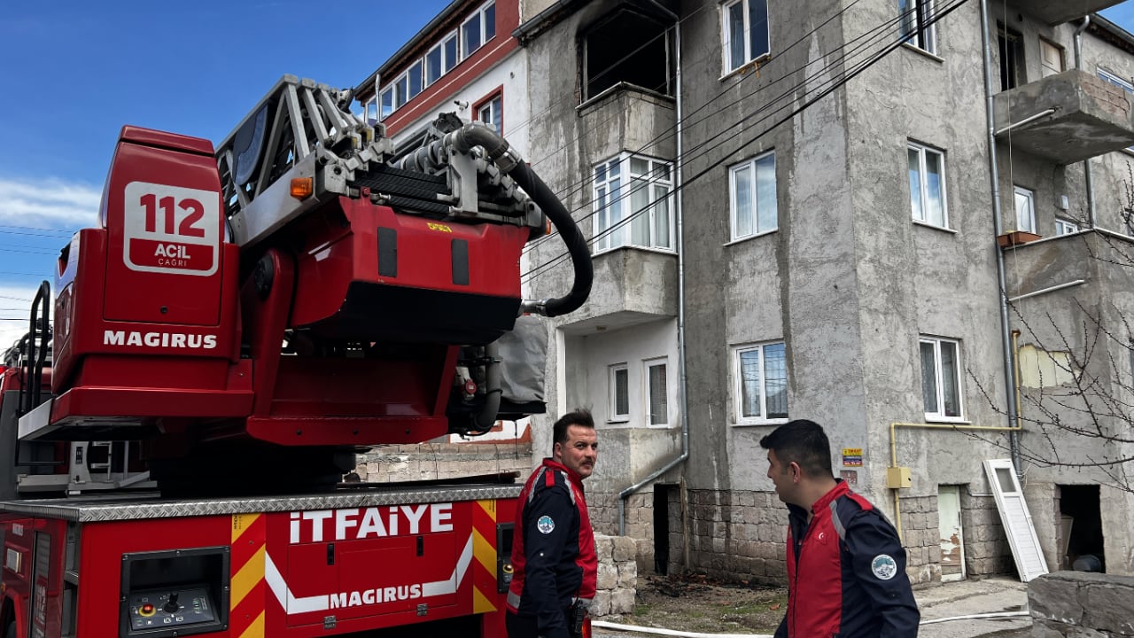 Kayseri’de binada çıkan yangında 2 kişi dumandan etkilendi