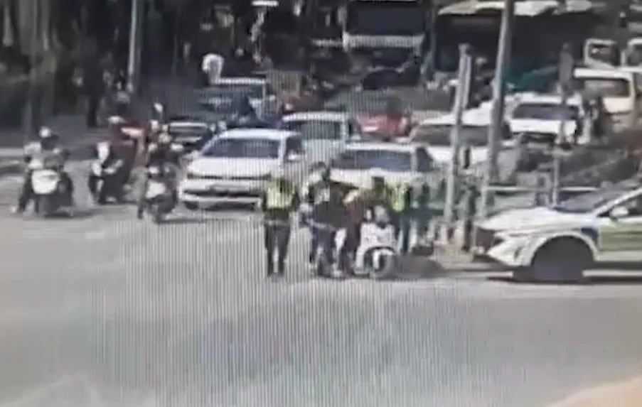 Kayseri'de boğazına cisim kaçan motosiklet sürücüsü polislerin Heimlich manevrasıyla kurtarıldı