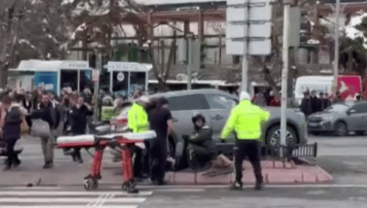 Kayseri'de kontrolden çıkan SUV yayaların arasına daldı!