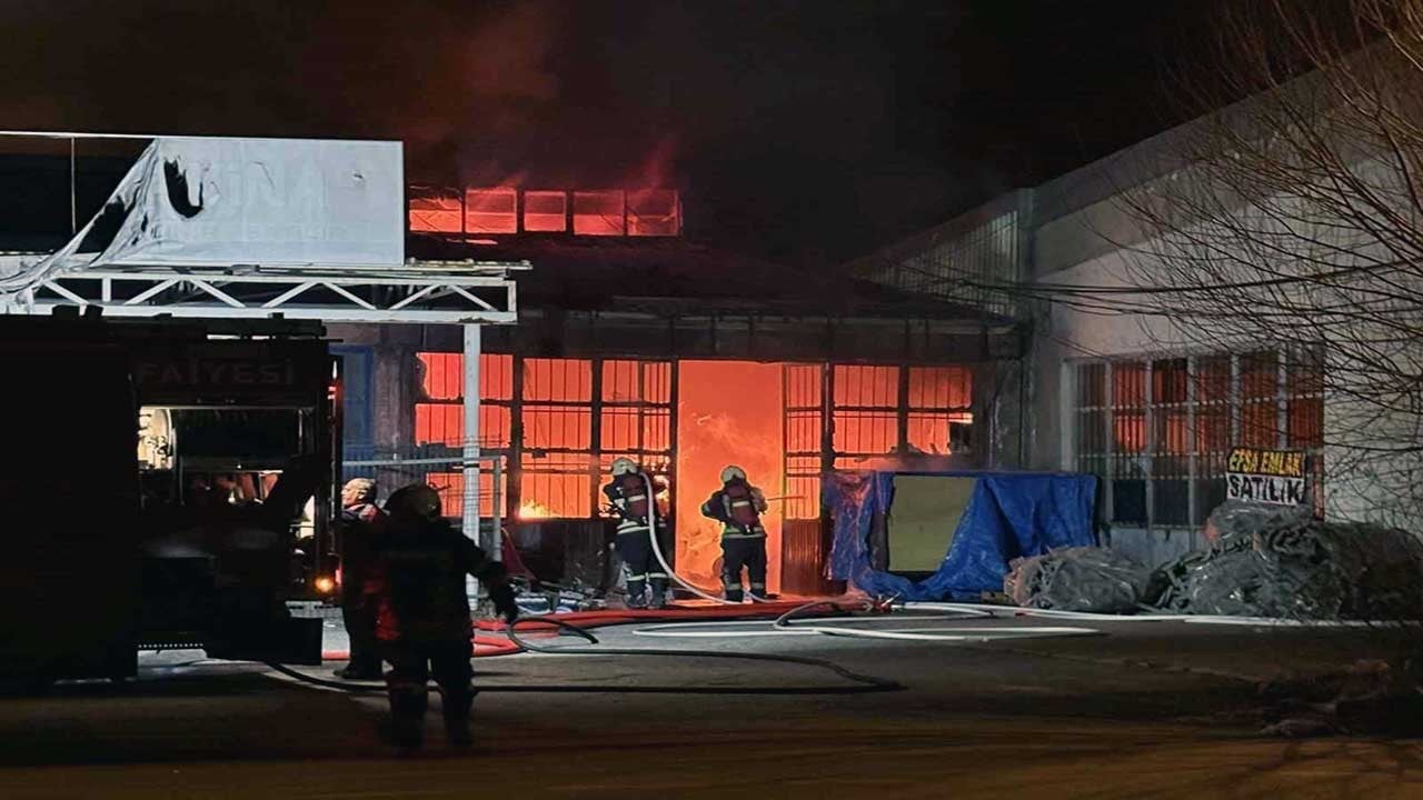 Kayseri’de mobilya atölyesi alevlere teslim oldu