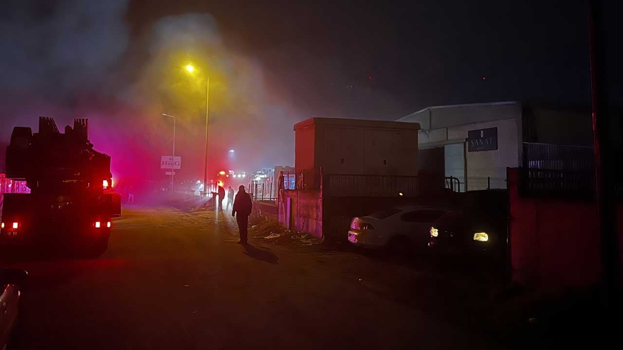 Kayseri’de mobilya fabrikasında yangın kontrol altına alındı