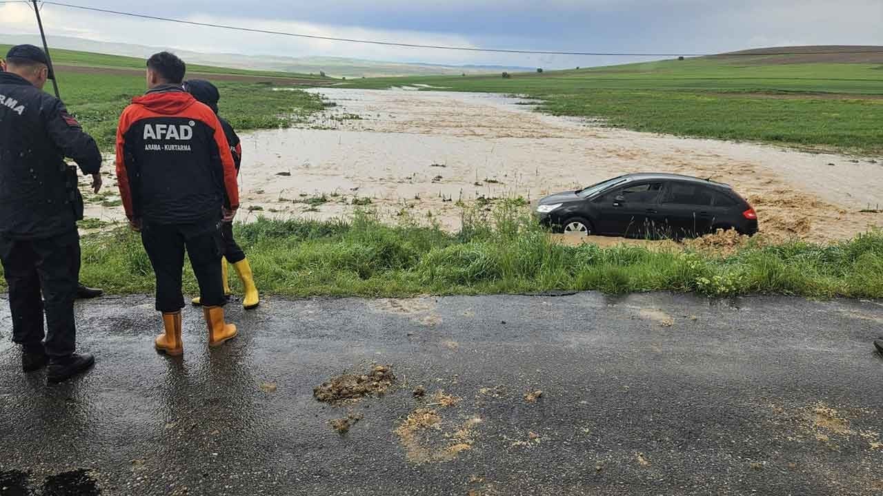 Kırşehir'de sağanak yağış köyleri vurdu! Çok sayıda köy sular altında kaldı yollar kapandı!