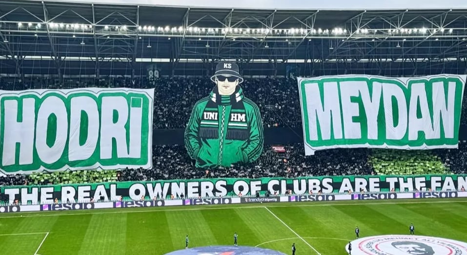 Kocaeli Stadyumu’nda görsel şölen: Kocaelispor tribünlerinden dev koreografi