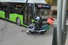 Kocaeli'de motosiklet ile belediye otobüsü çarpıştı