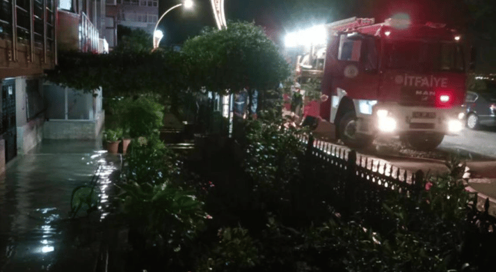 Kocaeli'de sağnak yağış hayatı felç etti! Ev ve iş yerleri su bastı