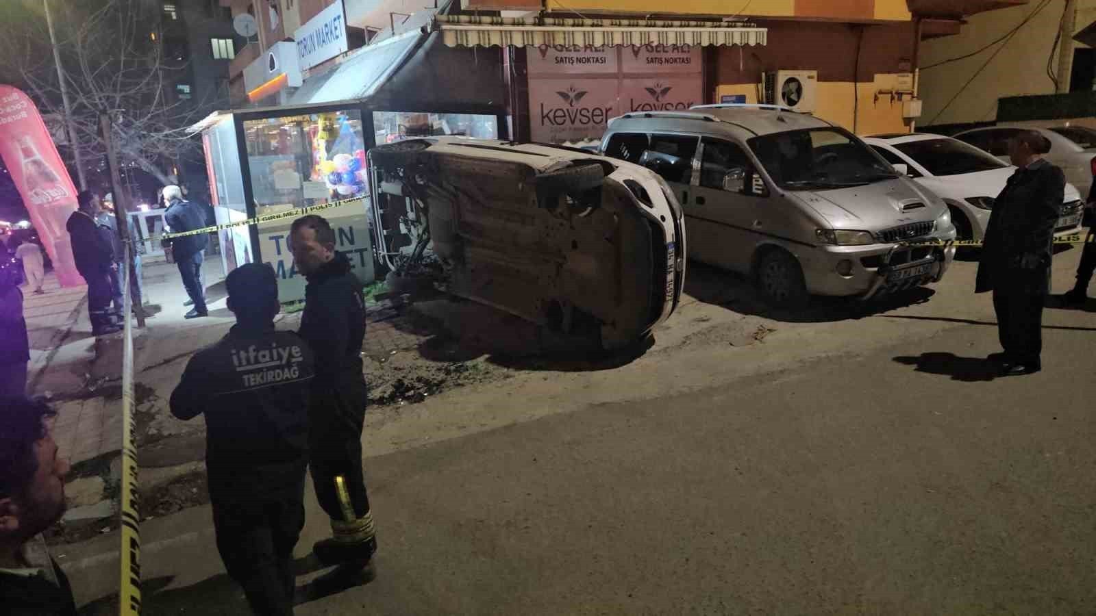 Kontrolden çıkan hafif ticari araç markete daldı: 2 yaralı