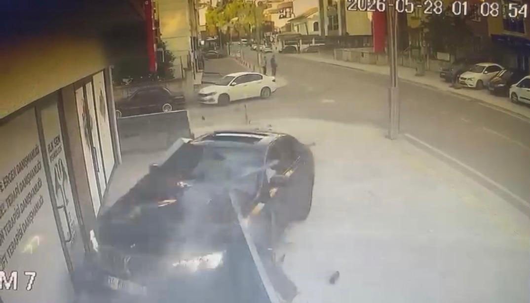 Kontrolden çıkan otomobil, danışmanlık merkezine daldı