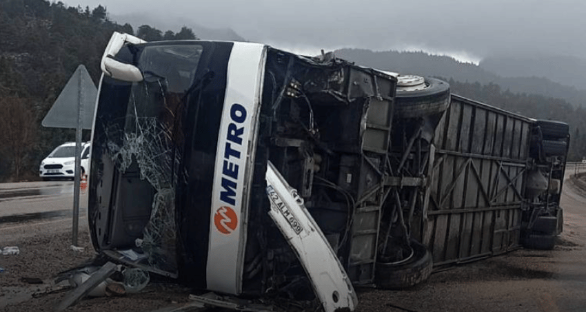 Konya'da yolcu otobüsü devrildi!