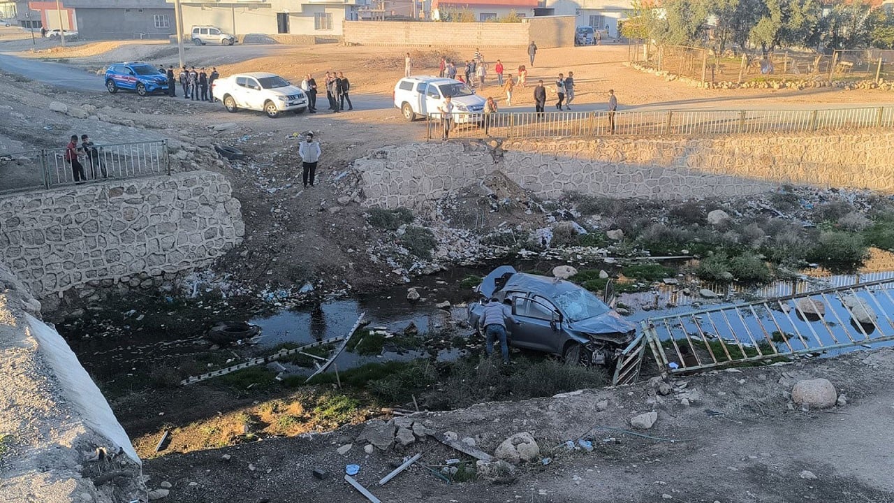 Köprü üzerinde can pazarı! Araç kanala düştü