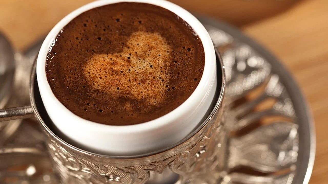 Köpüklü Türk kahvesinin altın kuralı: Kahve köpüğüne altın dokunuş...
