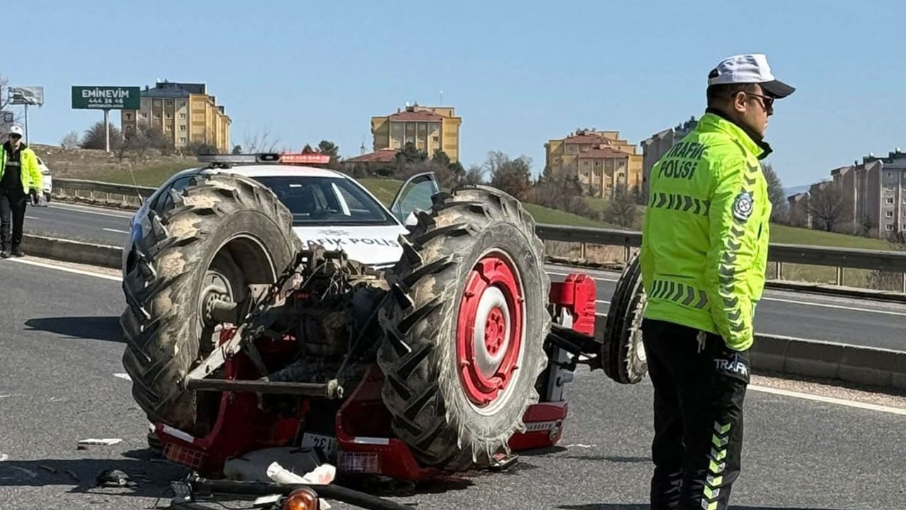 Korkunç kaza! Elektrik direği yüklü traktör devrildi
