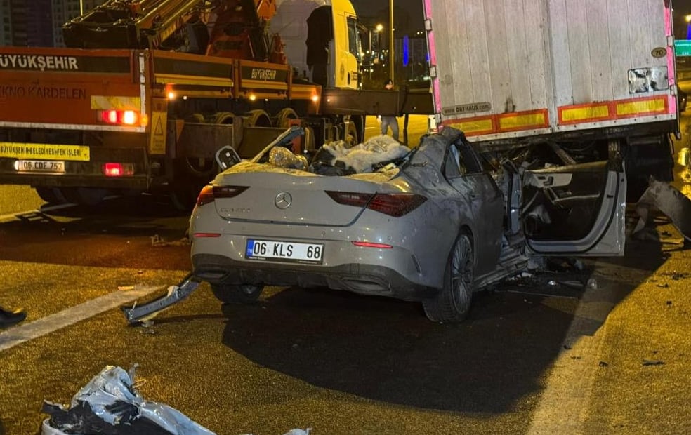 Korkunç kaza! Otomobil tırın altına girdi: 2 ölü 1 ağır yaralı