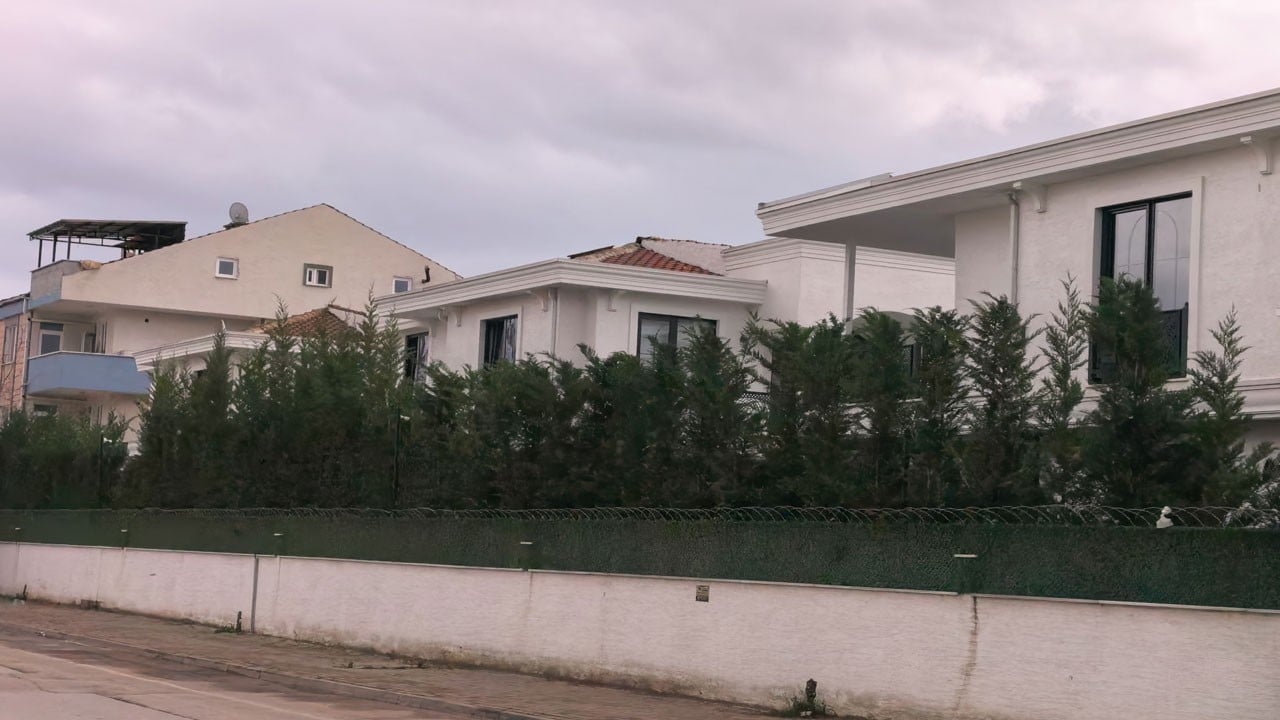 Korkunç olay! Cam silerken 2’nci kattan düştü