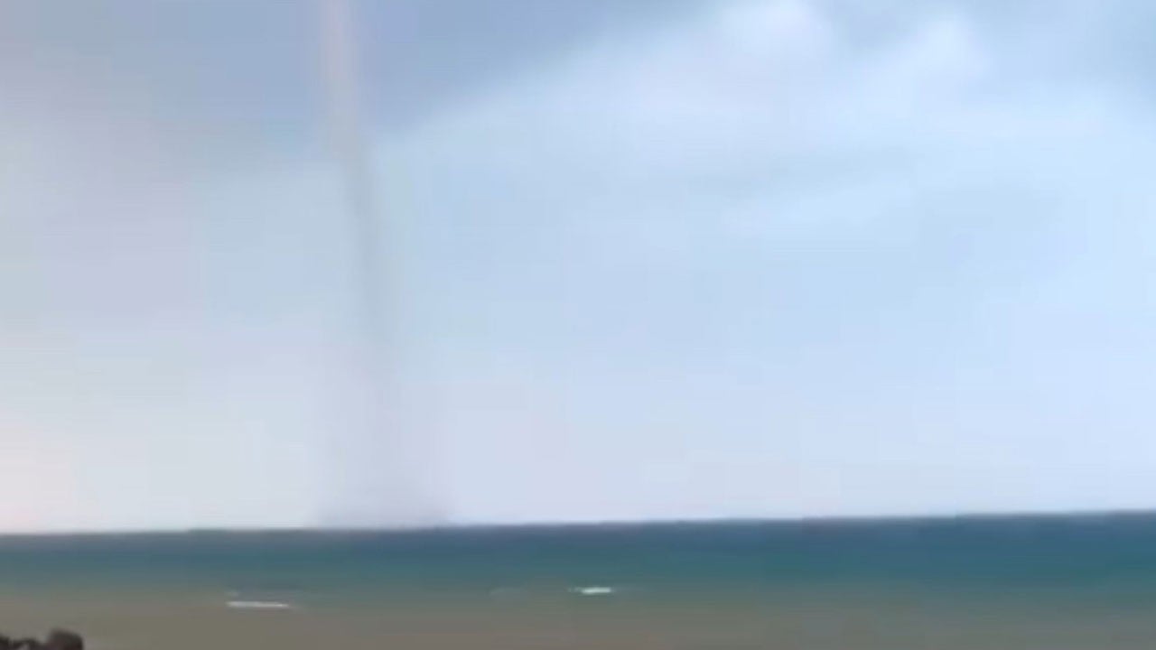 Korkutan anlar! Deniz üzerinde hortum oluştu
