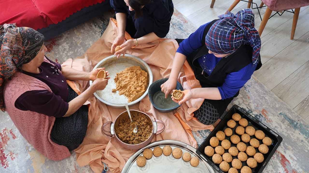Kozan'da bayram bereketi başladı! Hanımların ellerinden sofralara lezzet akıyor!