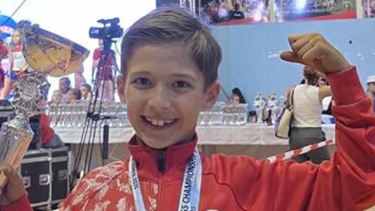 Küçük Emrah'ın başarı öyküsü! 8 yaşında şampiyon, 10 yaşında yazar oldu