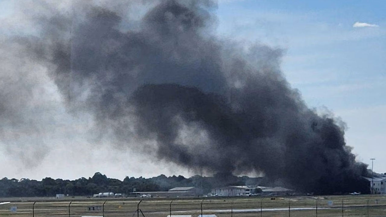Küçük uçak hangara çarptı! Havalimanında yangın çıktı