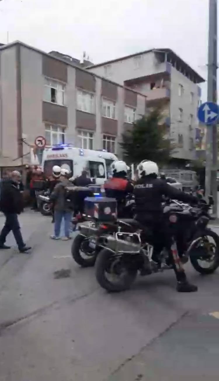 Küçükçekmece'de kahvehanenin önünde silahlı saldırı: 3 yaralı
