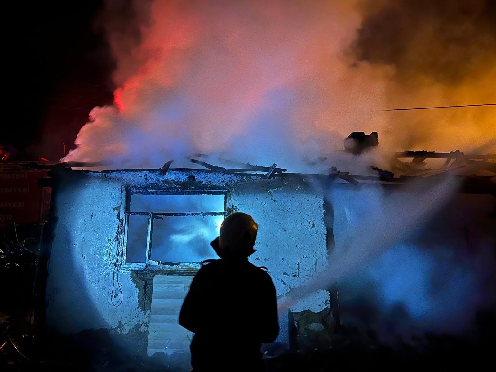 Kullanılmayan ev alev alev yandı