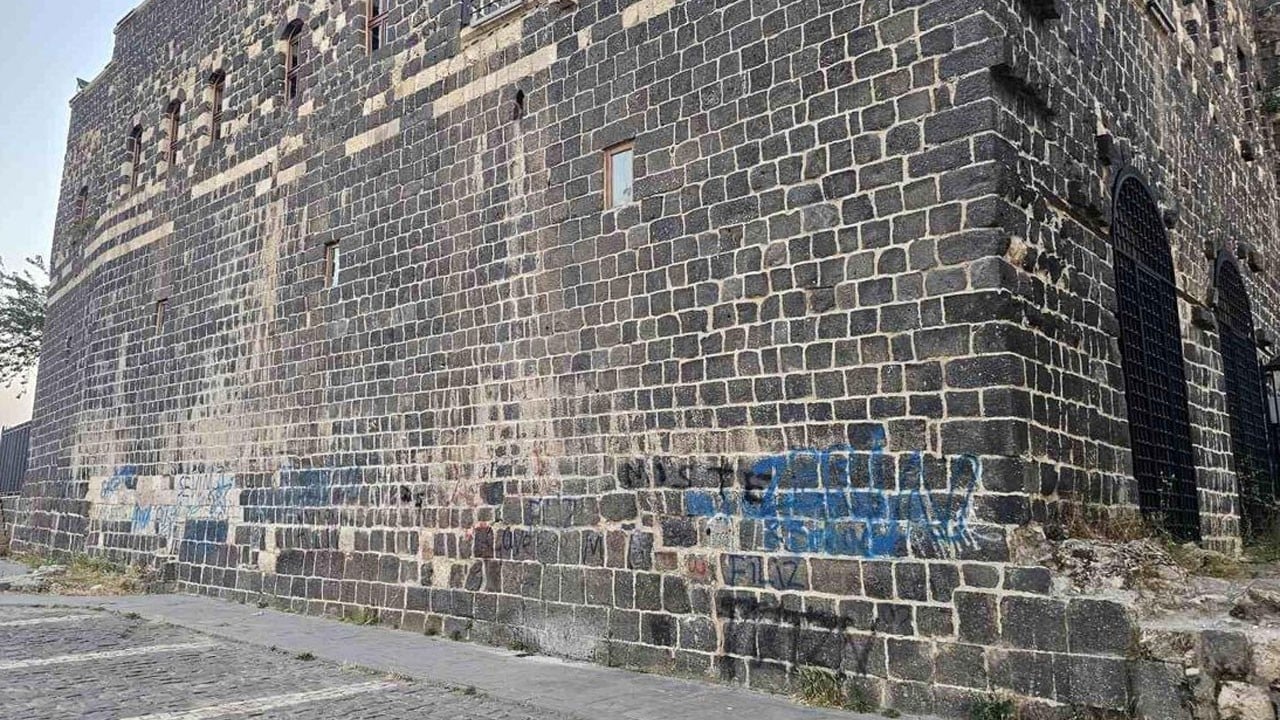 Kültürel barbarlık! Binlerce yıllık kale duvarlarını spreyle boyadılar