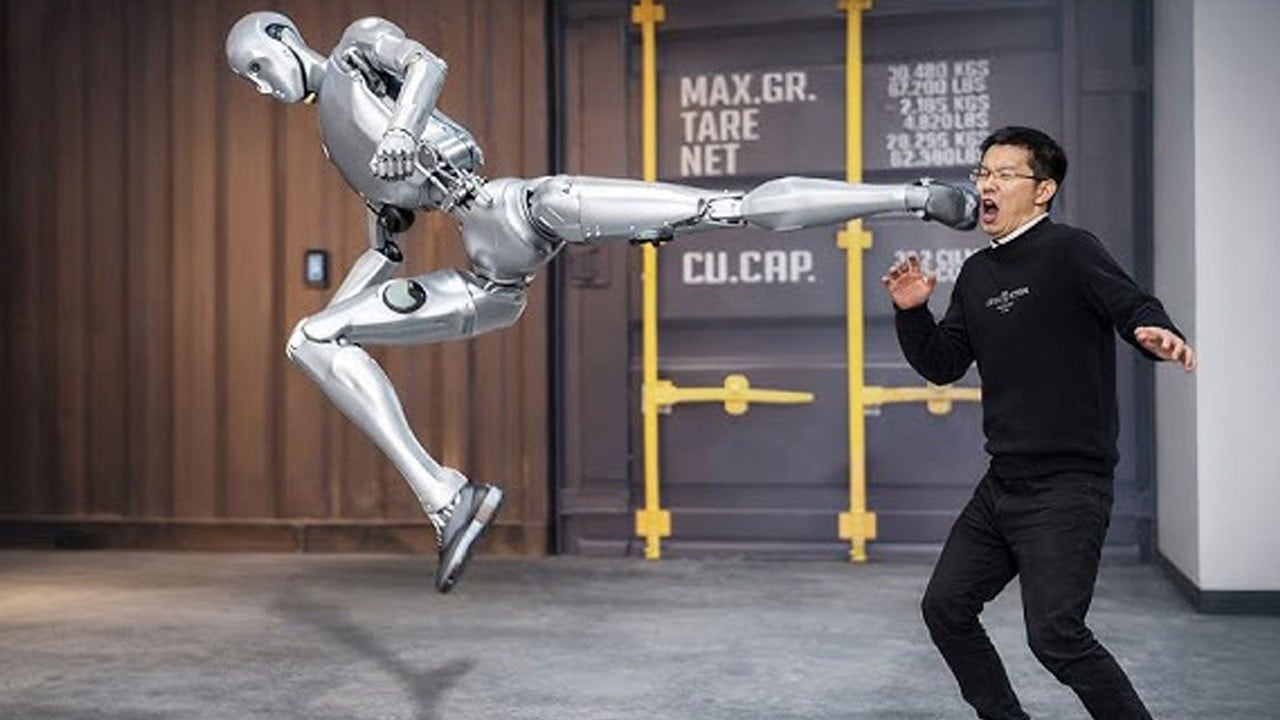 Kung fu modunu açan Çinli robot festivali birbirine kattı! Uçan tekme atıp insanlara saldırdı!