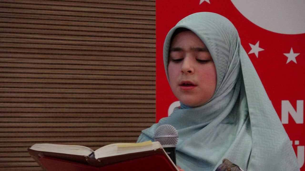 Kur’an-ı Kerim’i en güzel okuyan kız öğrenciler yarıştı!
