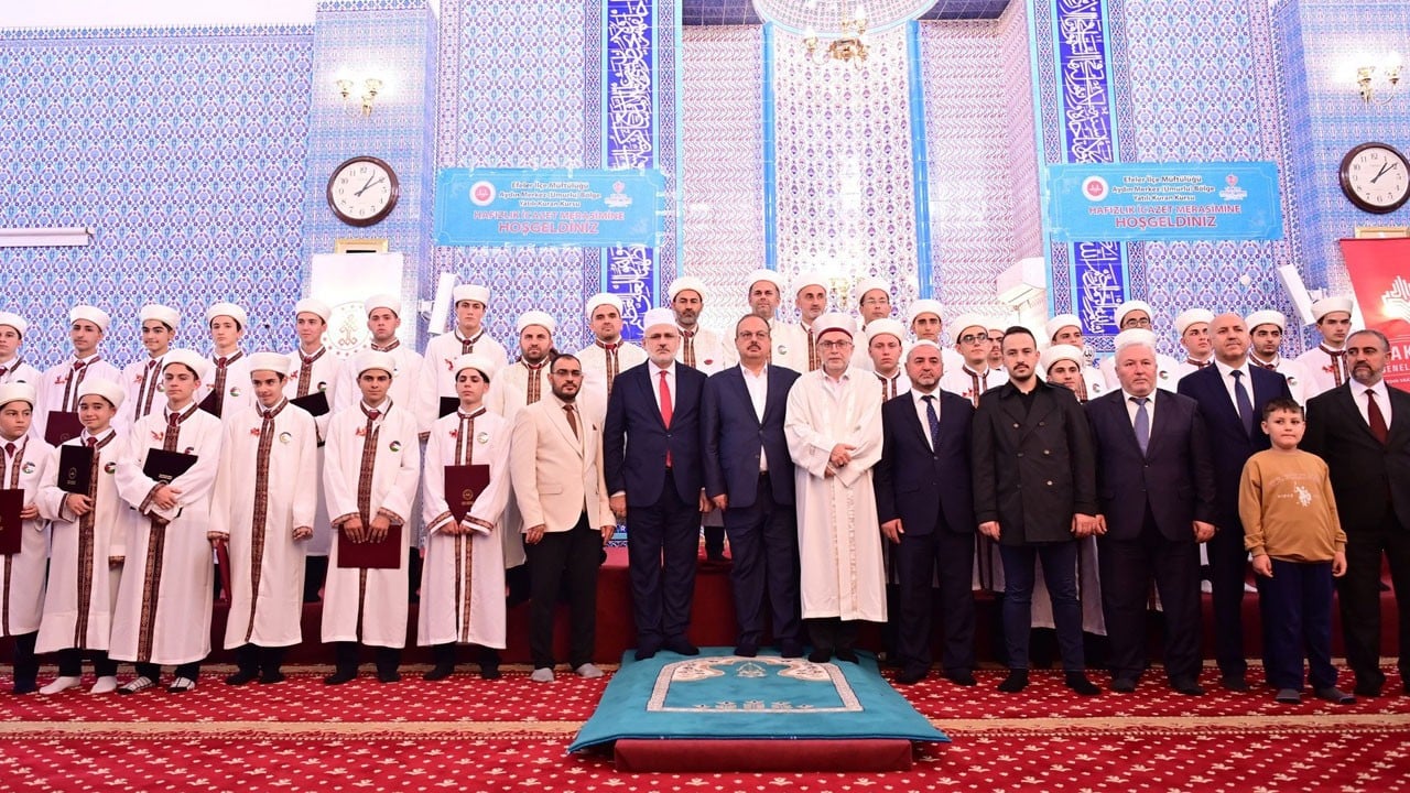 Kur’an’a adanmış bir nesil! Aydın’da 26 öğrenci hafızlık icazeti aldı