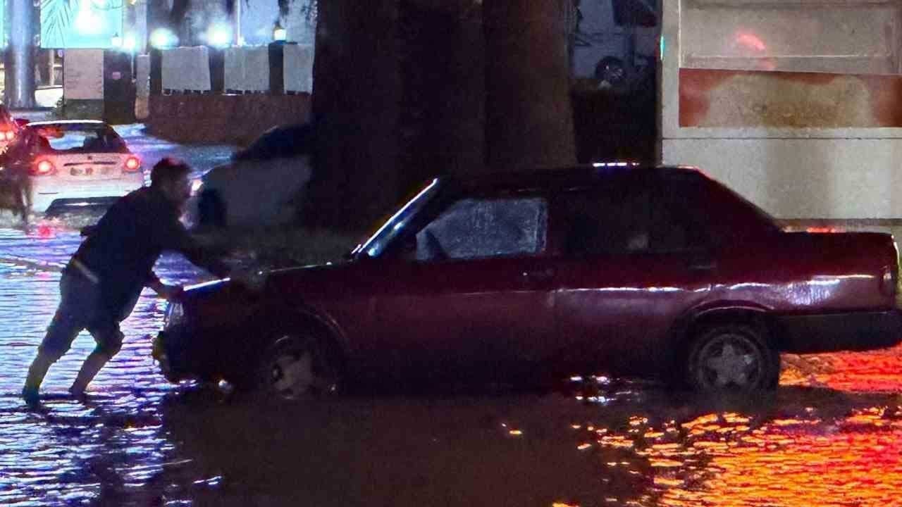 Kuşadası’nda sağanak yağış sonrası yollar göle döndü