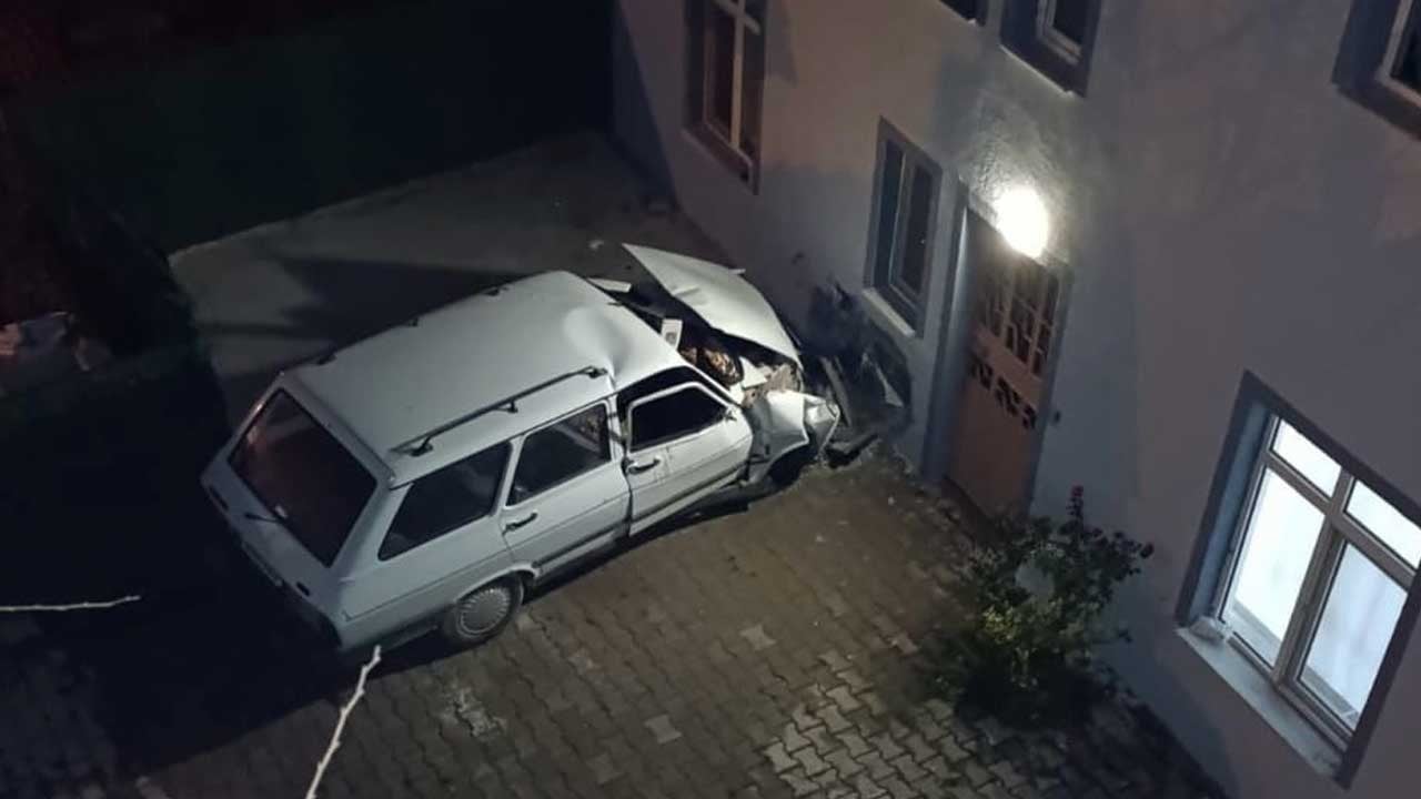 Kütahya'da otomobil duvara çarptı! 1 kişi öldü, 1 kişi yaralandı