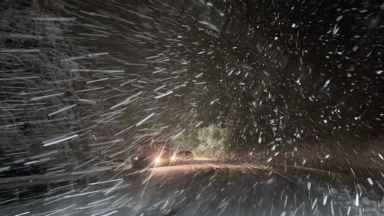Kütahya'nın Domaniç ilçesinde yoğun kar yağışı etkili oldu