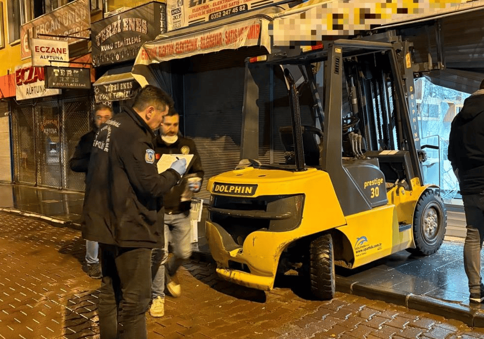 Kuyumcuda forkliftli hırsızlık