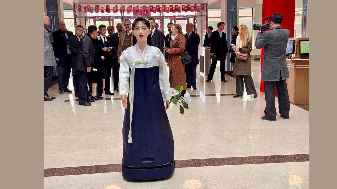 Kuzey Kore bunu da yaptı! İnsansı robotları kullanmaya başladı