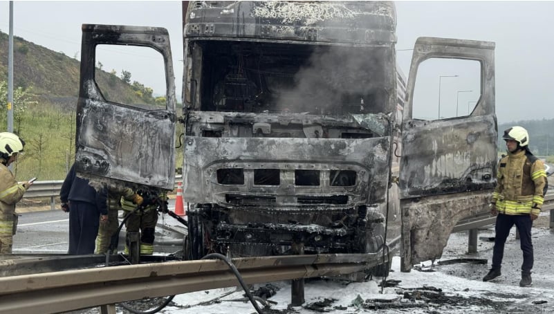 Kuzey Marmara'da faciadan dönüldü! Bariyerlere çarpan tır alev topuna döndü