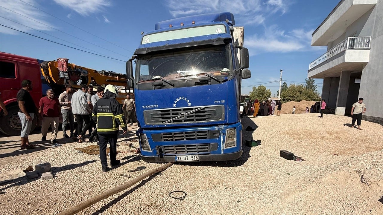 Lastiği değiştirmek isterken TIR’ın altında kaldı