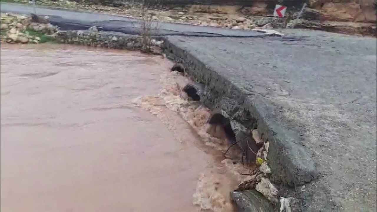 Lice'de sağanak dereleri coşturdu! Köprüler çöktü, ulaşım can pazarına döndü!