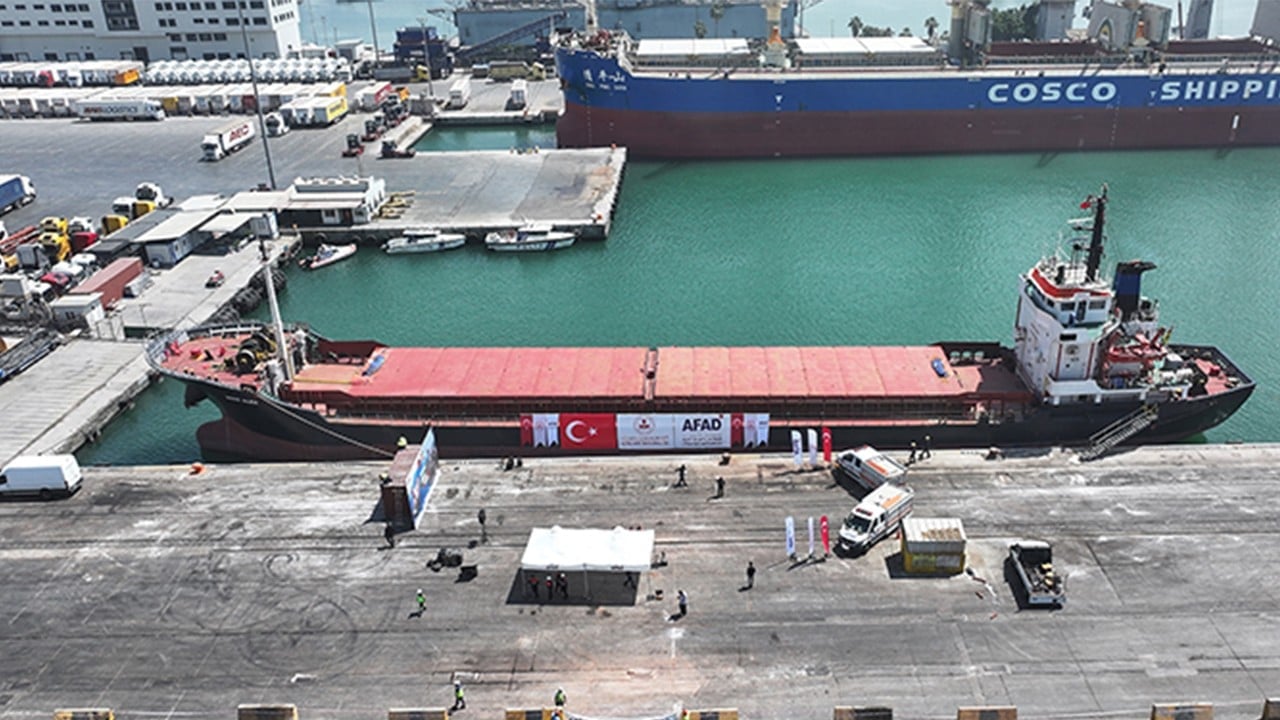 Lübnan'a insani yardım ulaştıracak 8. İyilik Gemisi" Mersin'den yola çıktı