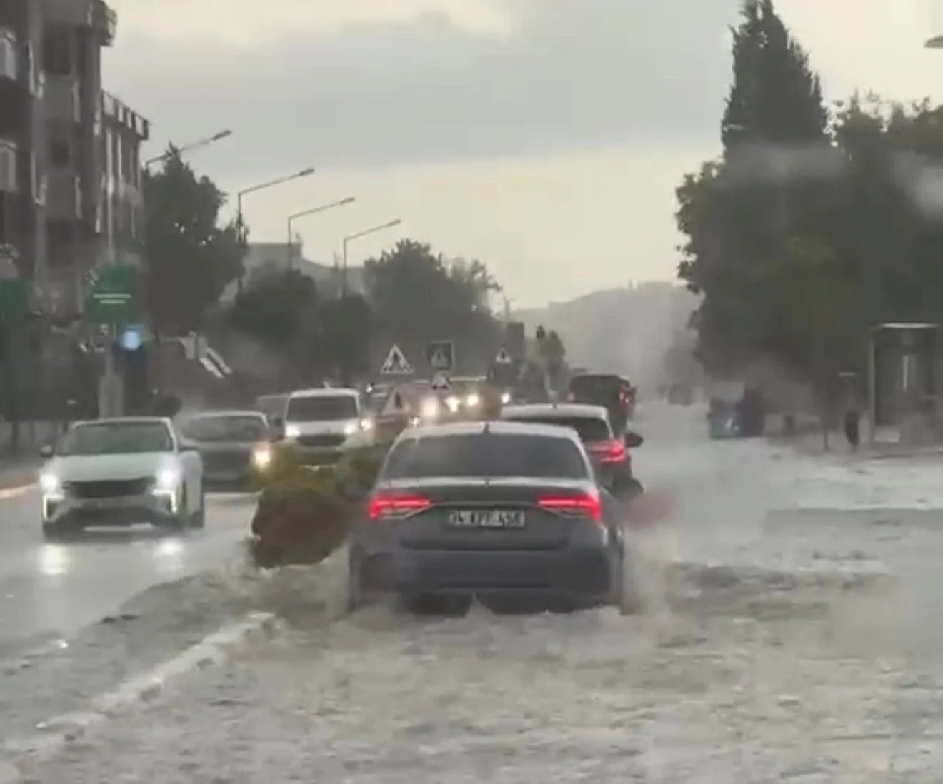 Lüleburgaz’da sağanak yağış hayatı felç etti: Cadde ve sokaklar göle döndü