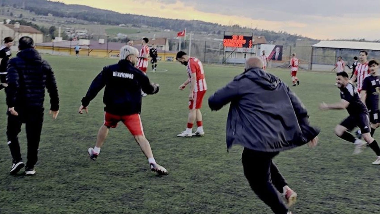 Maç sonu futbol sahası boks ringine döndü