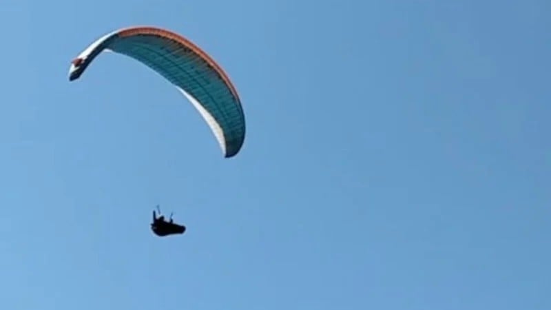 Mahallenin üstünden geçen paraşütçüyü çaya çağırdı