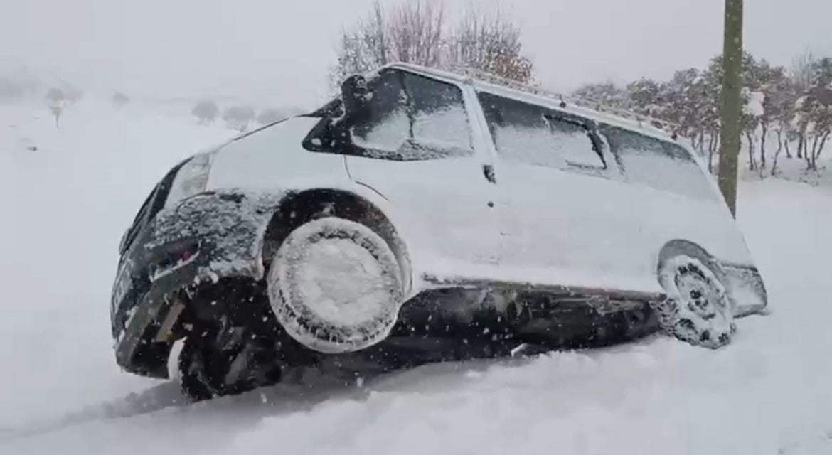 Mahsur kalan ambulans ve araçlar için ekipler seferber oldu: Kar kaplanları geçit vermedi