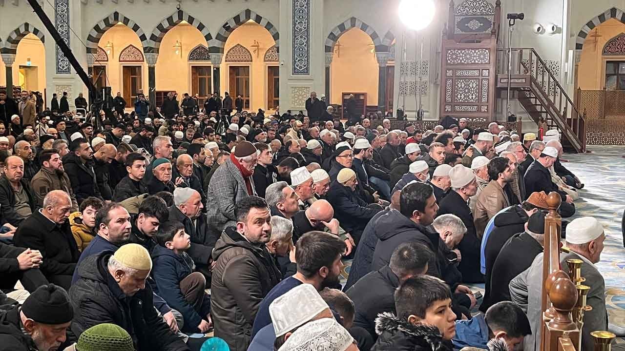 Manevi iklim Büyük Çamlıca'da zirve yaptı! Berat Kandili dualarla ve ilahilerle idrak edildi