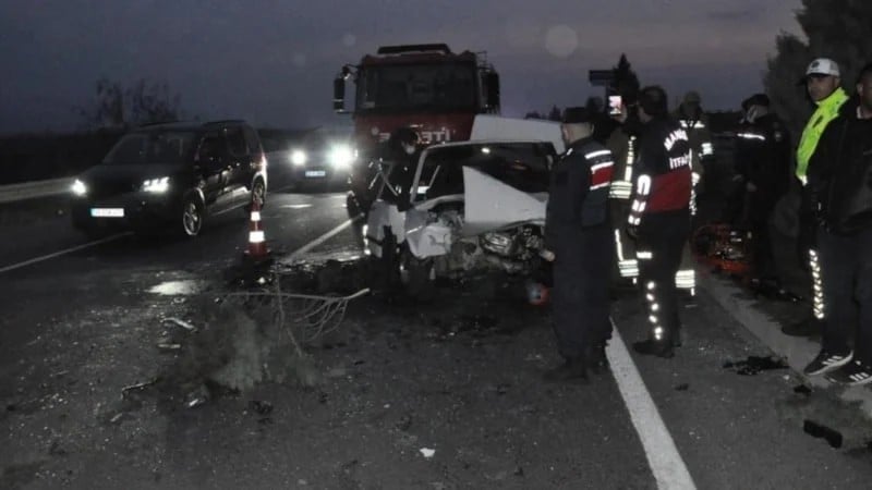Manisa'da katliam gibi kaza: 2 sürücü öldü, bebeklerin durumu ağır!