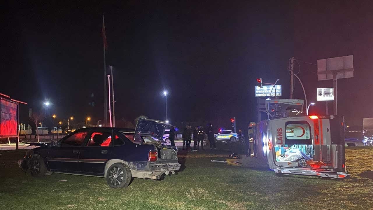 Manisa’da otomobille ambulans çarpıştı: 5 yaralı