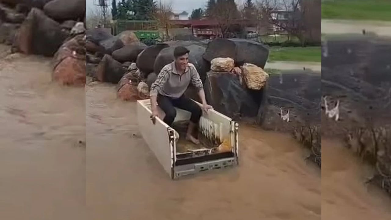 Mardin'de Sağanak Sonrası ilginç fotoğraf! Yüzen buzdolabını tekne gibi kullandı