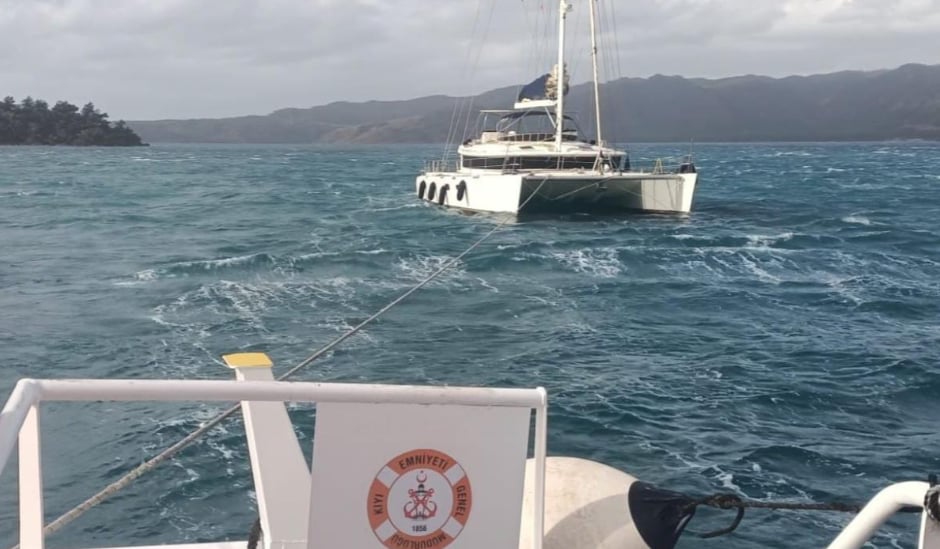 Marmaris açıklarında can pazarı: Sürüklenen katamaran son anda kurtarıldı!