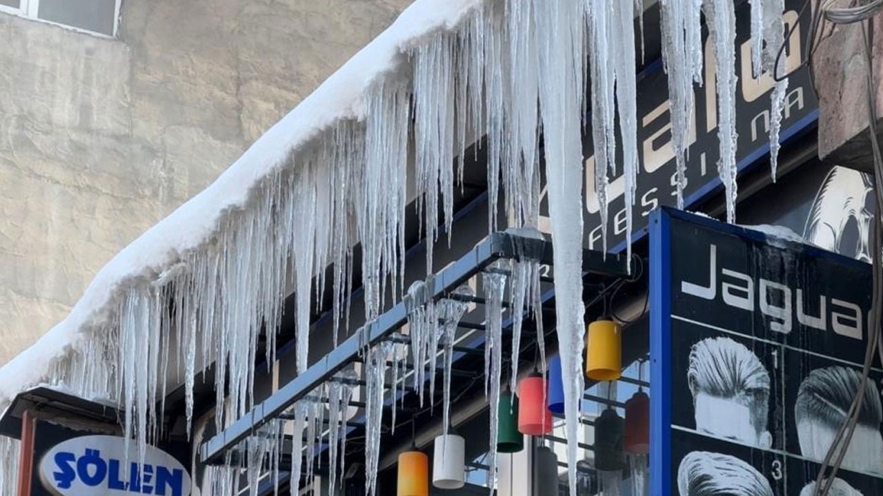 Mart ayında devasa buz sarkıtları