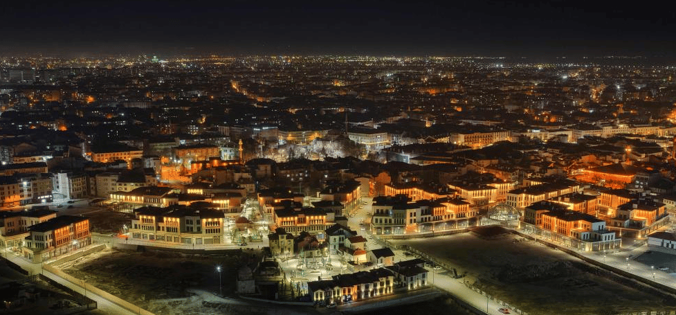 Meram’da tarih yeşil enerjiyle aydınlanıyor: Suriçi Çarşısı Türkiye’ye örnek oldu