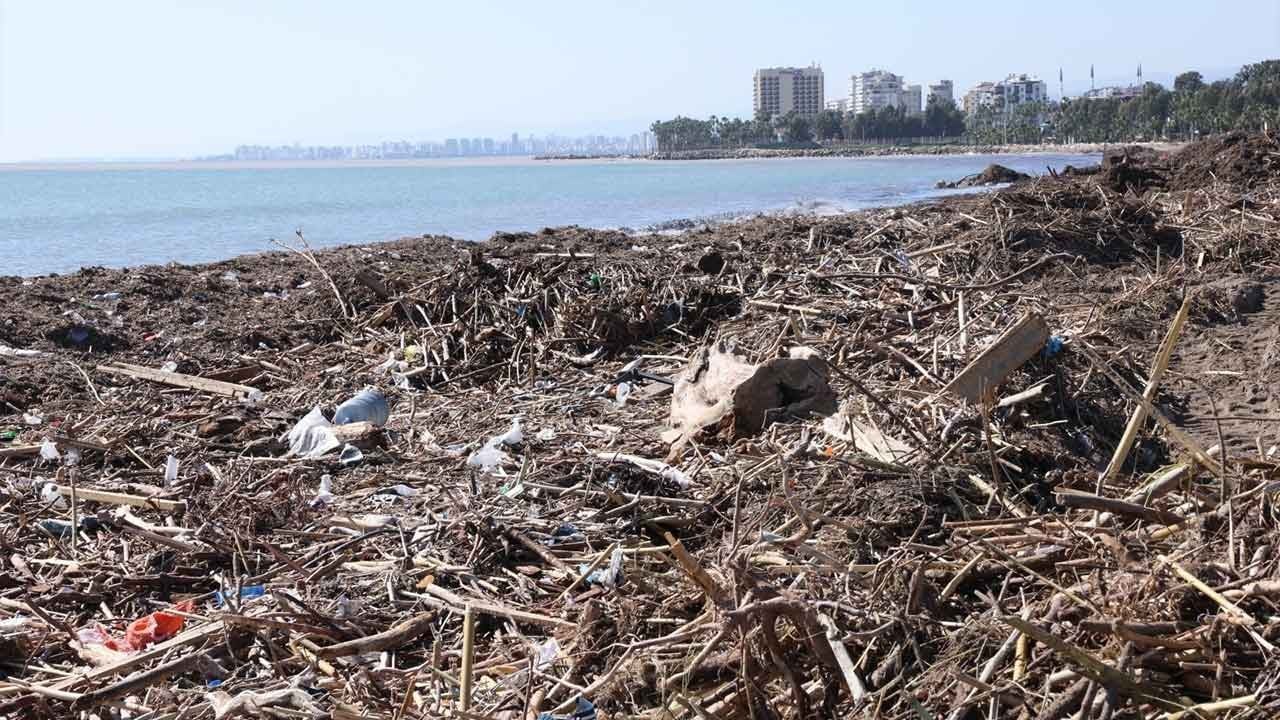 Mersin sahili balçıktan arındırılıyor! Selin getirdiği tonlarca atık için Akdeniz Belediyesi seferber oldu!