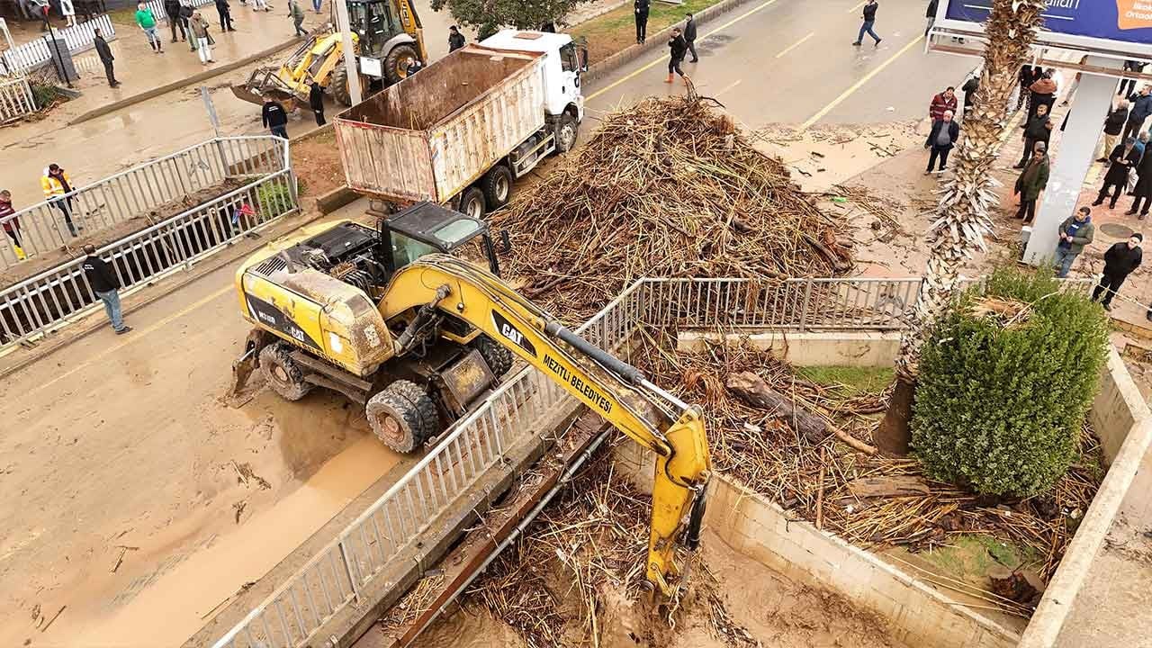 Mersin'de yağış ve eriyen karlar debiyi artırdı! Büyükşehir ekipleri taşkın nöbetinde