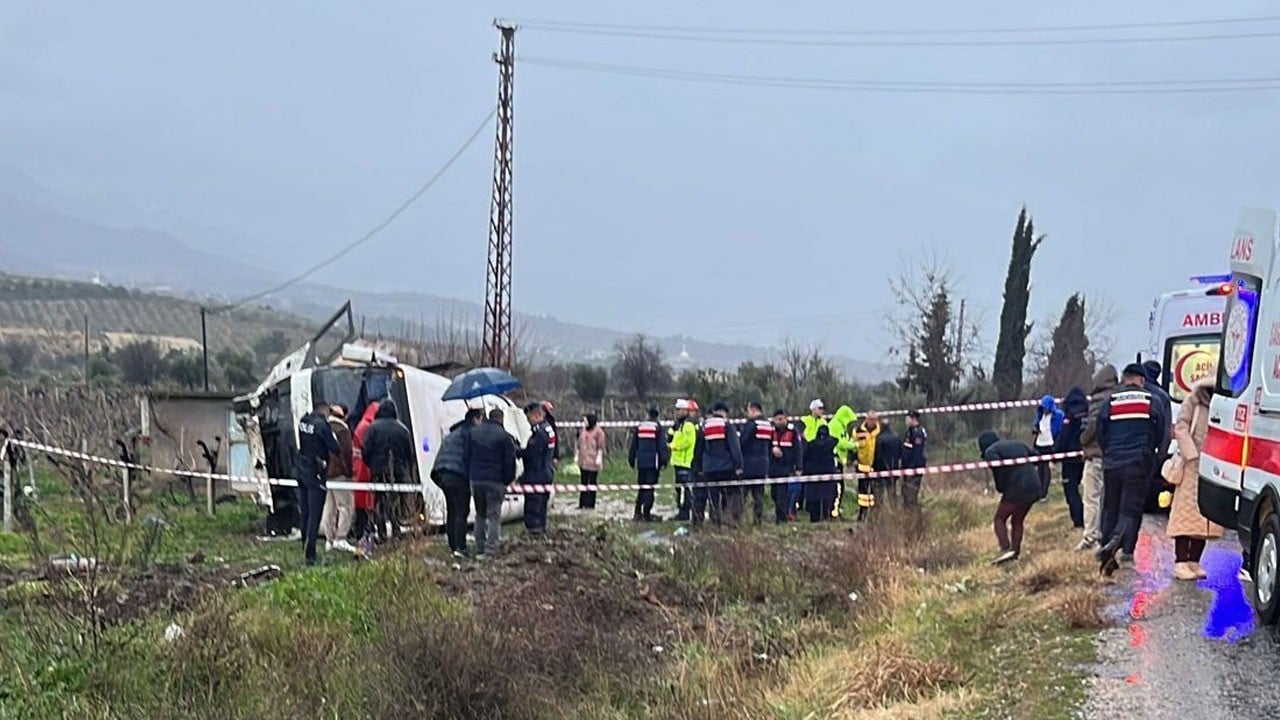 Mesai yolunda facia! Servis, üzüm bağına uçtu: 25 yaralı